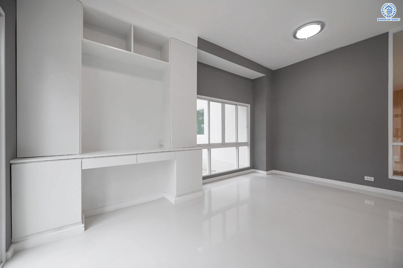 บ้านเดี่ยวมือสอง โครงการ เดอะวอเตอร์เฮ้าส์ กาญจนาฯ-บางบอน รองรับทุกความสุข เนื้อที่ 117.1 ตร.ว. ฟังก์ชัน 5 ห้องนอน 4 ห้องน้ำ 1 ห้องอเนกประสงค์ 1 ห้องแม่บ้าน จอดรถได้ 1 คัน บนทำเลใกล้รถไฟฟ้าสายสีน้ำเงิน "สถานีหลัก2" และจุดขึ้นทางด่วน "พระราม2" และ The Mall บางแค